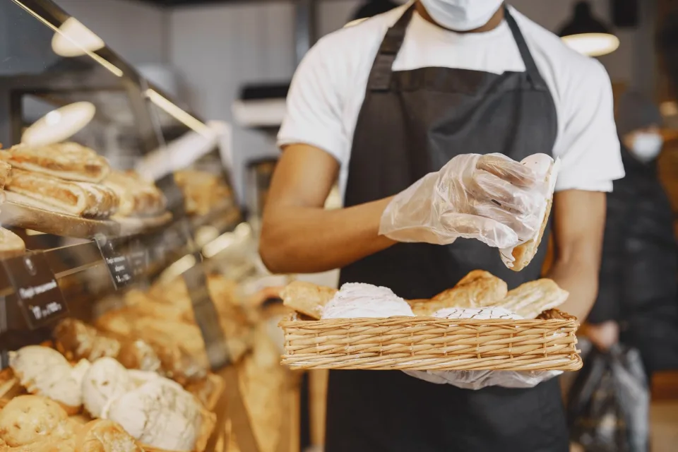 Bánh kem tươi phủ trái cây theo mùa